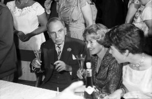 Nobelpreisträgertagung 1960 Mediziner; Maikäferrede: Otto Hahn mit Sektglas