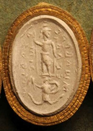 Stehender Mars, zu seinen Füßen Cneph (Daktyliothek, Erstes Mythologisches Tausend)