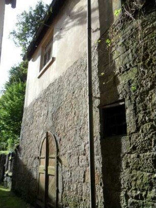 Kirchhof im Norden-Haus im Hang mit Kellereingang (Lagerbereich) Baubestand im Kern Mitte 15 Jh