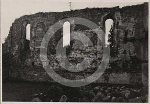 Langhauswand der Kirchenruine Neukirch nach S