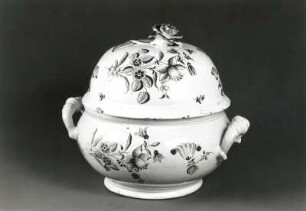 Terrine. Fayence, blau bemalt; H. 26,4 cm. Dresden, um 1770. Dresden: Kunstgewerbemuseum 37429