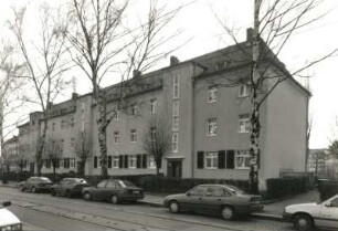 Dresden-Cotta, Steinbacher Straße 13/13 b/15. Wohnhaus (ehemalige Wohnsiedlung des Kleinwohnungs-Bauvereins eGmbH; 1928-1929, O. Schubert)