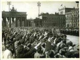 Adolf Hitler auf dem Weg zur Maifeier im Lustgarten
