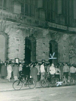Theater des Westens. Anstehen nach Karten