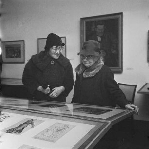 Margarete Köhler-Zille (1884-1977) in Zille-Ausstellung, 1968. SW-Foto © Kurt Schwarz.