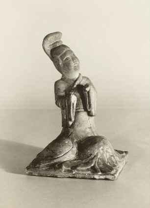Weibliche Figur, China, Tangzeit : Weibliche Figur. Ton (gelblich), schwach gebrannt; Höhe 15,5 cm (618/907). Dresden: Porzellansammlung PO 175