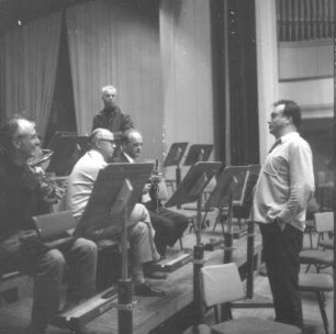 Gewandhauskapellmeister Kurt Masur bei der Probe mit dem Gewandhausorchester. Leipzig, Kongreßhalle, 02.09.1970
