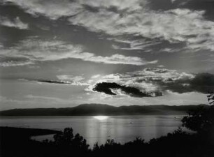 Wolken, Berge und ein See, Sonnenuntergang