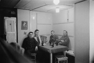 Zweiter Weltkrieg. Niederlande unter deutscher Besatzung. Wehrmachtsangehörige in einer Unterkunft (wohl bei Den Haag). Ansicht mit Akkordeonspieler