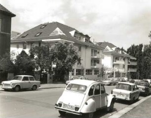 Dresden-Südvorstadt, Einsteinstraße 6 u. 4. Wohnhäuser. Um 1995. Straßenansicht