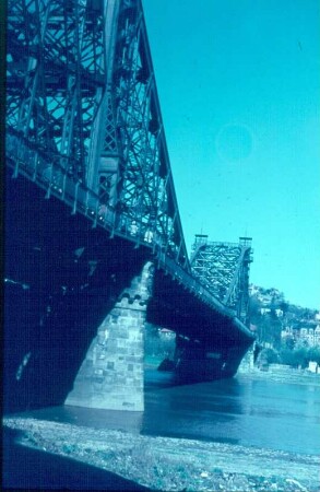 Dresden. Loschwitzer Brücke ("Blaues Wunder"). Stromaufseite vom Blasewitzer Elbufer