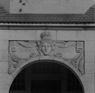 Coswig, Kötitzer Straße 47. Ehemaliges Rathaus Kötitz (Kurt-Schlosser-Oberschule; 1907). Eingang mit plastischem Schmuck