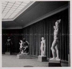 Paris, Bildhauer Professor Arno Breker, Figuren "Dionysos", "Die Anmut", "Berufung", "Schreitende" und "Die Partei"