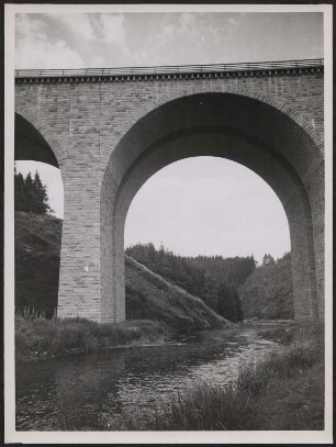Die Saale fließt unter der Saalebrücke Rudolphstein auf der Strecke "Leipzig-Bayreuth"