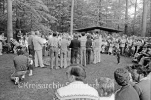 Waldfest: Forst Fohlenkoppel: Sängerwiese: Veranstalter Männergesangverein (MGV) Arion von 1890 e.V.: Gesangsvorführung des Vereins: vorn und hinten Zuhörer: dahinter Schutzhütte und Bäume: 31. Mai 1984