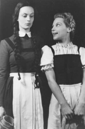 Hamburg. Die Schauspieler Gisela Mattishent in der Rolle des Gretchen und Karin Jacobsen in der Rolle des Liesgen, aufgenommen während einer Aufführung des Theaterstückes "Urfaust" 1946 im Thalia-Theater