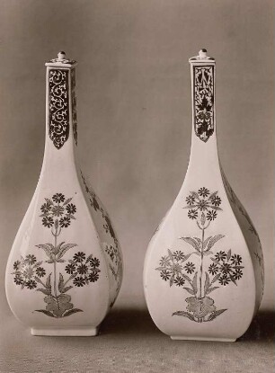 rechts: Vierkantige Flasche mit Deckel (japanisches Porzellan), links: Nachahmung derselben Flasche (Meißner Porzellan)