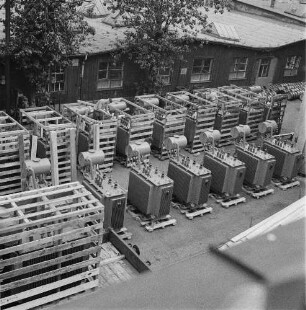 VEB Transformatoren- und Röntgenwerk Dresden. Transformatorenwerk. Verteilertransformatoren versandbereit an einer Werkstraße : Dresden-Übigau, Overbeckstraße 48. VEB Transformatoren- und Röntgenwerk Dresden. Transformatorenwerk. Verteilertransformatoren versandbereit an einer Werkstraße