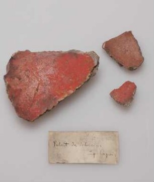 3 kl. Fragmente, pompej. rot mit weissgrauem Farbabsatz ("Palast des Tiberius auf Capri")