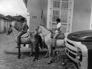 Kuba 1981. Reiter in der Stadt Trinidad