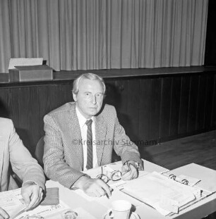 Gemeindetag: Kreisverband Stormarn des Schleswig-Holsteinischen Gemeindetages: Großhansdorf: "Waldreitersaal": Mitgliederversammlung: Vorsitzender Friedrich Sievert, Bürgermeister von Barsbüttel, auf Podium