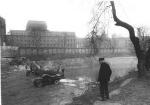 Hamburg-Neustadt. Zahlreiche Trümmer der 1943 zerstörten Stadt werden in den Wallanlagen gelagert