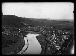 Blick flussaufwärts mit Bahnhofsgelände, Mainspitze, Altstadt, Burg und z.T. Kreuzwertheim