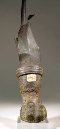 Gerätfuβ. Fragment eines etruskischen Stabdreifußes