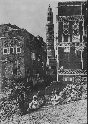 Straßenszene in Sanaa : Straßenszene in Sanaa. Zwischen den Häusern ist ein Minarett erkennbar