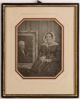 Anna Sophie Marschner, geb. Süberkrub (1771-1851) neben dem Ölgemälde ihres Mannes, Andreas Tobias Marschner (1764-1840)