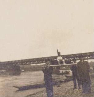 Elbschiffer, die Schiffer im Festzug der Arbeit in Meißen. Zwei Schiffer tragen ein Kahnmodell auf einem Traggestell