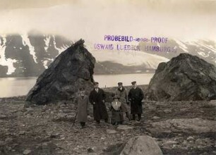 Spitzbergen, Vestland. Touristen stehen vor Felsen am Ufer der Crossbay