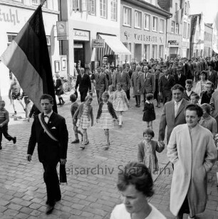 Deutscher Gewerkschaftsbund (DGB): Bad Oldesloe: Hindenburgstraße: Veranstaltung zum 1. Mai (Tag der Arbeit): Umzug