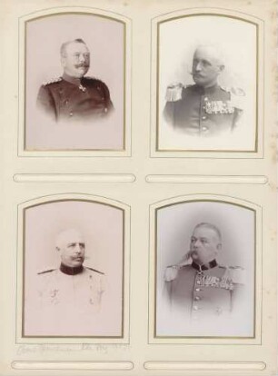 links oben: "von Bose" (Uniformierter) rechts oben: "Oberst Bliedung" (Uniformierter) links unten: "Oberstleutnant Blinchmann (?)" (Uniformierter) rechts unten: Unbekannt (Uniformierter)