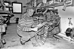 Linau: Strickwarenfabrik: Holger Suwaj überprüft eine Strickmaschine