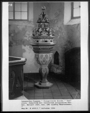 Taufstein: Pokalform mit verziertem polygonalem Deckel