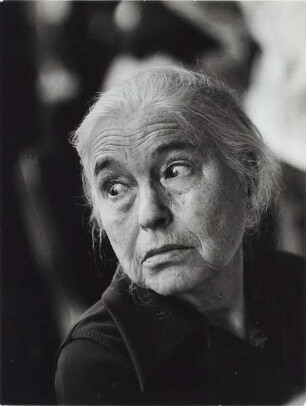 Anna Seghers : Portraitaufnahme während des Schriftstellerbasares in der Ostberliner Kongresshalle am Alexanderplatz