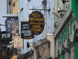 Ladenschilder in Galway, der größten irischen Stadt an der Westküste