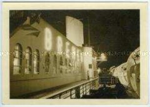 Hochseepassagierdampfer"Bremen" bei Nacht mit erleuchteten Salonfenstern und Leuchtschriftzug "Bremen"
