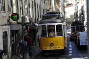 Lissabon - Straßenbahnverkehr : Uralte Straßenbahnwagen fahren durch die engen Gassen der Altstadt. Aufgenommen in Lissabon am 13. Oktober 2009