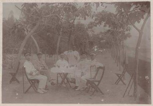Georg Kraut, Reinhard Houy, Hans Meyer und zwei belgische Offiziere beim 5-Uhr-Tee in Kissenjii