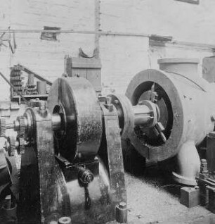 Ausbohren eines Ventilzylinders einer liegenden Dampfmaschine : Technikgeschichte | Technologie | Maschinenbau und Eisengiesserei | Dampfmaschinenbau | Cottbusser Maschinenbau-Anstalt und Eisengießerei AG