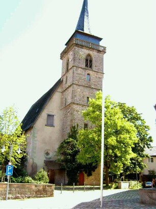 Kirche-Ansicht von Westen mit Kirche - die hohe Kirchhofmauer mit Wehrgang sowie Toranlage 1840 (nach Auflassung des Kirchhofes) abgetragen