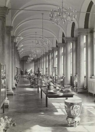 Dresden: Porzellansammlung im Zwinger, Langgalerie Juli 1952, China-Vasen