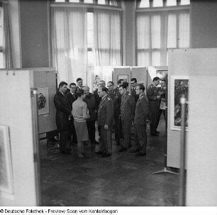 Militärs bei Kunstausstellung