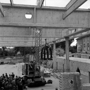 Stormarnhalle: Richtfest: der Richtkranz wird von einem Kran hochgehoben, links vorne Gäste: hinten rechts altes Unfallkrankenhaus, 13. September 1967