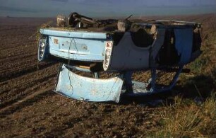 Totalschaden eines Trabant nach Unfall : Wenn ein Auto vom Typ Trabant in einen Unfall verwickelt wird, zersplittert die Duroplast-Karosserie. Aufgenommen ca. 1990 in der DDR