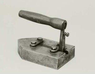 Bügeleisen (Werkstatt-Bügeleisen). 1870/1880; Schmiedeeisen? : Bügeleisen (Werkstatt-Bügeleisen). 1870/1880; Schmiedeeisen? Dresden: Privatsammlung