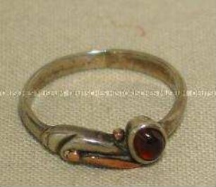 Ring mit weinrotem Stein