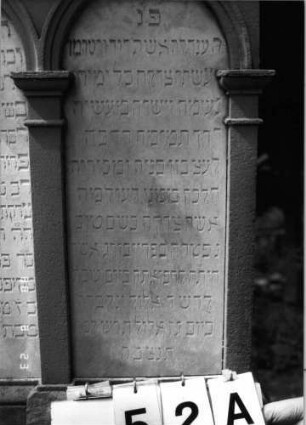 Grabstein 52 (Index: 100096210) Maße HxBxT: 210x68x30 cm Besonderheit: Doppelgrab für Eheleute: Grabstein 52A